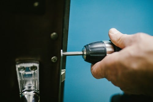 Serrurier Saint-Laurent-du-Var - les bons artisans - visseuse perceuse dans une serrure