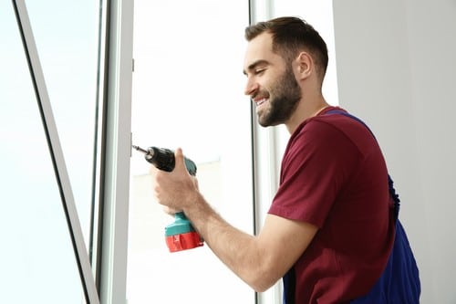 Vitrier Cahors - les bons artisans - vitrier avec visseuse