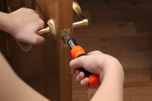 serrurier Challans - Un serrurier installe une serrure sur une porte