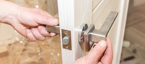 serrurier Etampes - Installation d'une porte par un serrurier