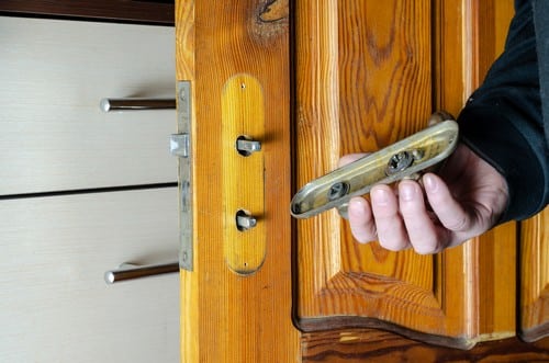 serrurier Fécamp - Pose d'une serrure sur une porte