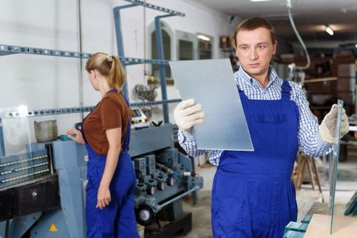 vitrier Sedan - Deux artisans en plein travail