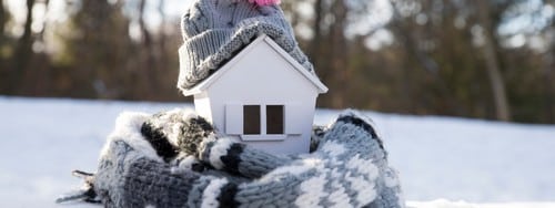 Chauffagiste Paris 13ème - les bons artisans - maison dans la neige recouverte d'un bonnet et d'une écharpe