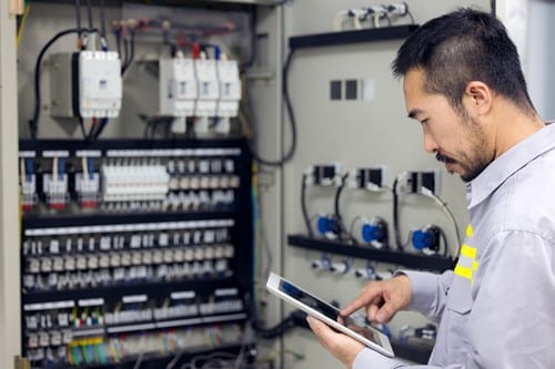 Electricien Paris 17 - les bons artisans - électricien qui intervient sur un compteur électrique