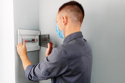 Electricien Paris 8 - les bons artisans - intervention d'un électricien sur un compteur