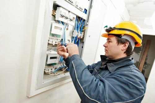 Electricien Paris 5 - homme qui répare un tableau électrique