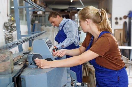 Vitrier Le Haillan - les bons artisans - vitriers en atelier