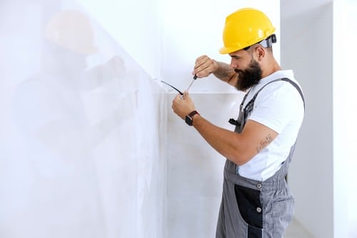 électricien Latresne - Un électricien en plein travail