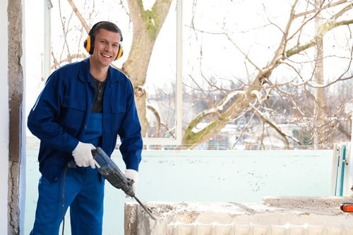 Vitrier Fonbeauzard - homme avec un pistolet à colle pour les fenêtres