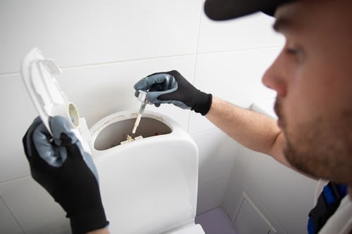 Plombier Allonnes - les bons artisans - plombier qui intervient sur une chasse d'eau