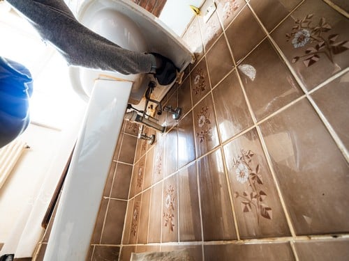 Plombier Hayange - les bons artisans - intervention sur un lavabo