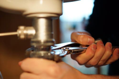 Plombier Stiring-Wendel - les bons artisans - intervention sur un tuyau