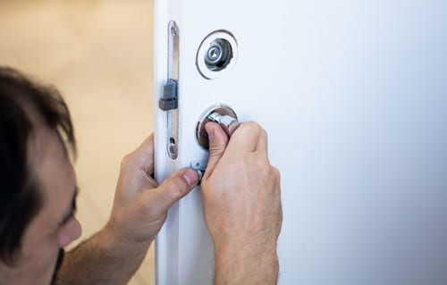 Serrurier Ensuès-la-Redonne - les bons artisans - serrurier qui répare un verrou