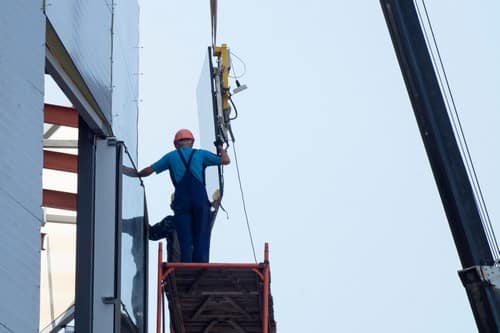 Vitrier Forest-sur-Marque - homme sur des échafaudages pour installer une fenêtre