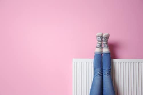 chauffagiste Bonneuil-sur-Marne - une femme repose ses jambes contre un radiateur