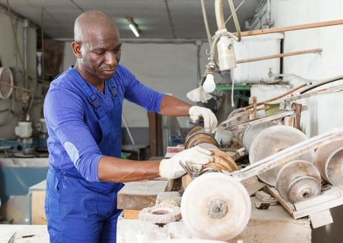 Vitrier Lompret - homme qui fabrique des fenêtres