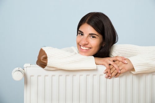 Chauffagiste Florange - les bons artisans - femme sur son radiateur