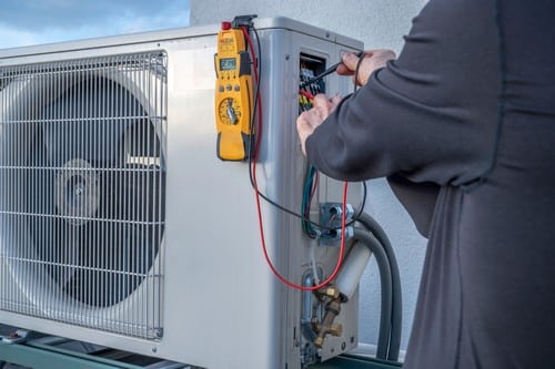 Climatisation Les Ulis - les bons artisans - intervention sur une unité de clim extérieur
