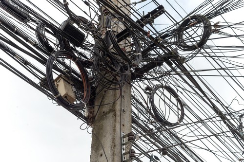 Electricien Dourdan - visuel de câbles en extérieur