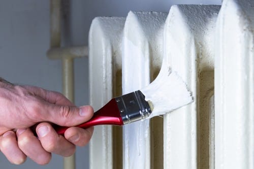 chauffagiste Épinay-sur-Orge - un artisan chauffagiste repeint un radiateur