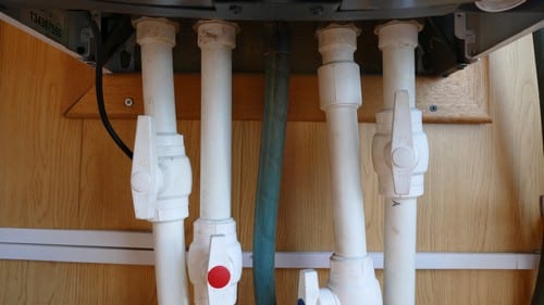 chauffagiste Le Pecq - des vannes sur des tuyaux en multicouches