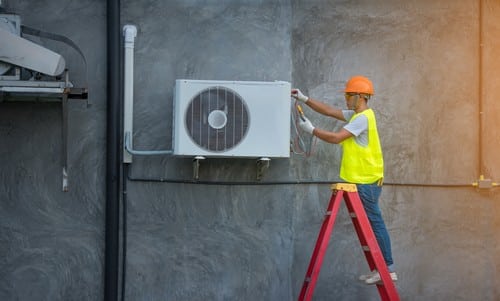 climatisation Marseille - un artisan intervient sur une unité extérieure