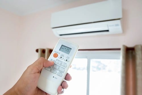 climatisation Montreuil - un homme allume son climatiseur
