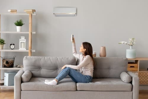 climatisation Villeparisis - une femme allume sa clim