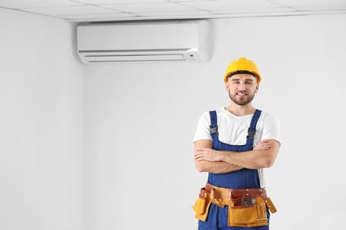 Climatisation Nice - les bons artisans - climaticien devant une climatisation