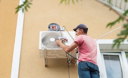 Climatisation Saint-Raphaël - les bons artisans - intervention sur une unité de climatisation extérieure