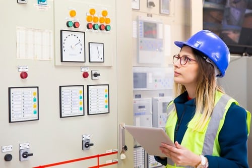 Electricien Biganos - les bons artisans - électricienne en intervention