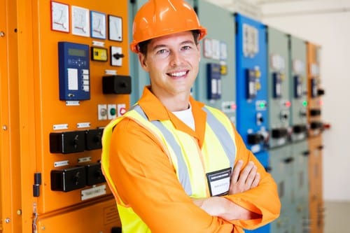 Electricien Boissy-Saint-Léger - visuel d'un homme devant des tableaux électriques