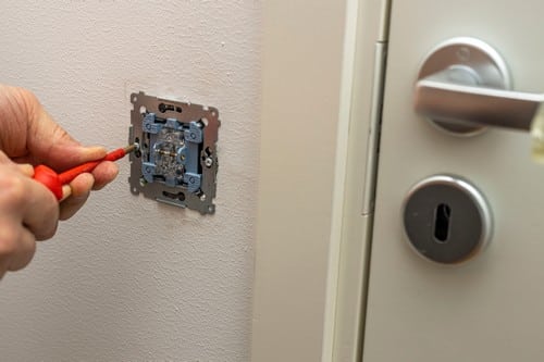Electricien Cesson-Sévigné - les bons artisans - intervention sur une prise de courant