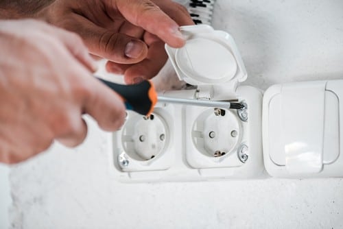 Electricien Fos-sur-Mer - les bons artisans - intervention sur une prise de courant
