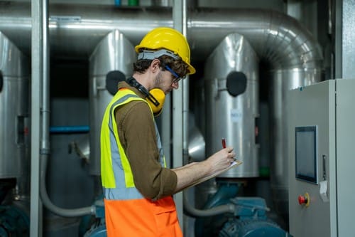 Electricien Hennebont - les bons artisans - électricien en intervention
