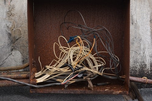 Electricien La Queue-en-Brie - visuel de câbles électriques devant un mur
