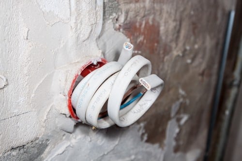 Electricien La Queue-en-Brie - visuel d'un tuyau électrique enroulé dans un mur