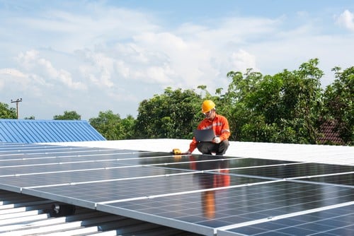 Electricien Pontchâteau - homme qui installe des panneaux solaires