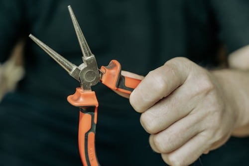Serrurier Igny - mains qui tiennent un outil
