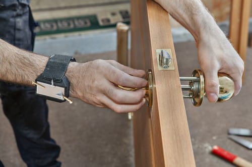 Serrurier Pont-Saint-Esprit - les bons artisans - intervention sur une poignée de porte