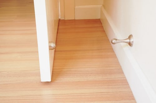 Un butoir de porte métallique accroché à une porte
