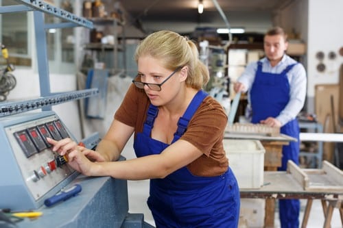 Vitrier Bernay - les bons artisans - vitriers en atelier
