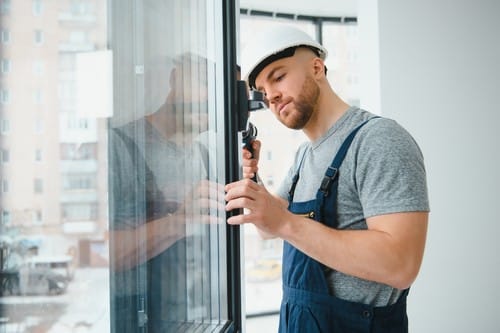Vitrier Fosses - homme qui installe une fenêtre