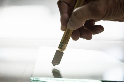 Vitrier Marly - les bons artisans - découpe verre