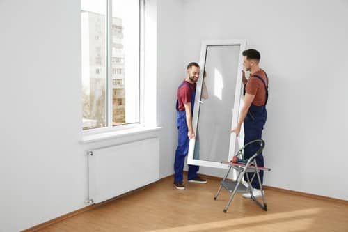 Vitrier Viroflay - deux hommes qui installent une fenêtre
