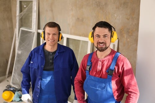 vitrier Roquefort-la-Bédoule - deux artisans devant une maison en cours de consrtuction