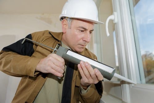 Vitrier Auterive - les bons artisans - vitrier qui pose du mastic