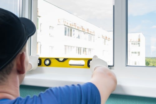 Vitrier Fabregues - les bons artisans - utilisation d'un niveau
