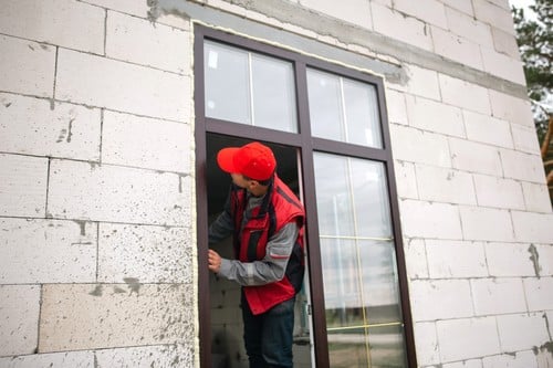Vitrier Gattieres - homme qui se met par la fenêtre en extérieur