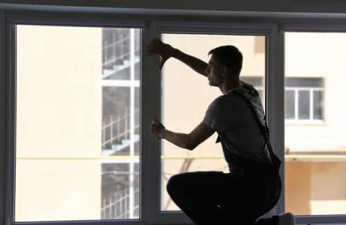 Vitrier Jacou - homme qui installe une fenêtre